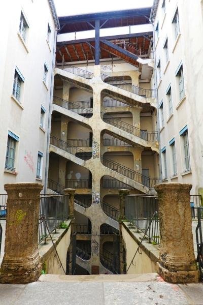cour des voraces lyon croix rousse traboule