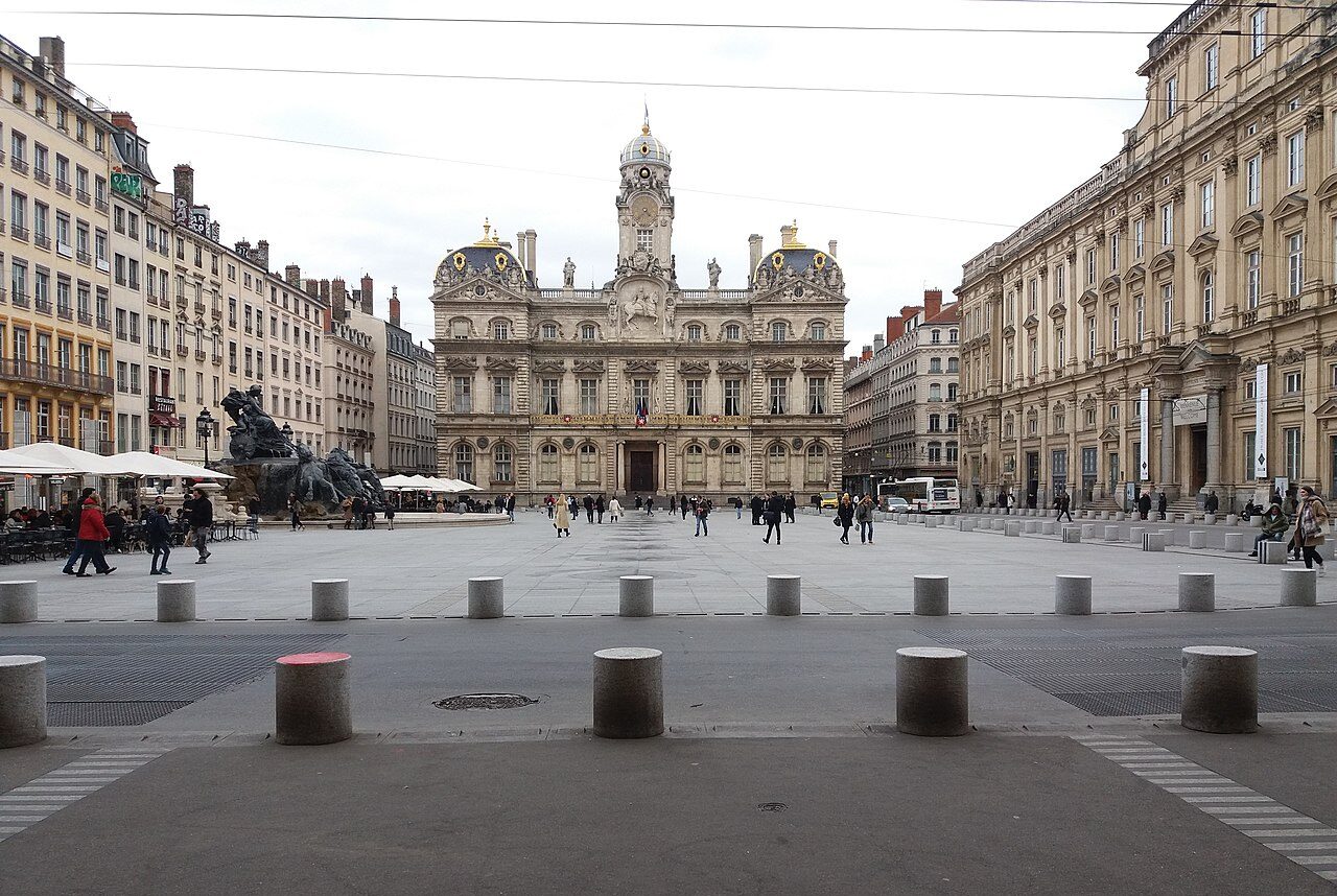 1280px Lyon 1er Place des Terreaux Hôtel de Ville, vu depuis la galerie des Terreaux
