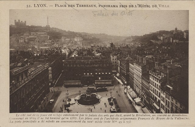 52 Lyon — Place des Terreaux, panorama pris de l'Hôtel de Ville.tif