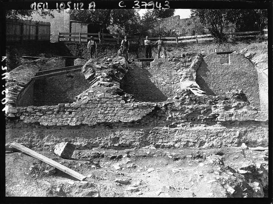 Au sommet de la colline de Fourvière (Lyon) fouilles btv1b9026895z