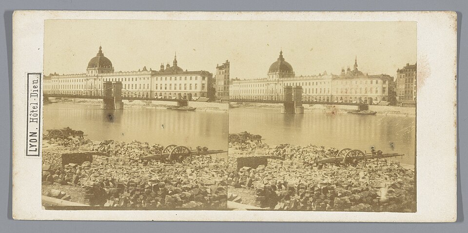 Exterieur van het Hôtel Dieu te Lyon Lyon. Hôtel Dieu (titel op object), RP F F06574