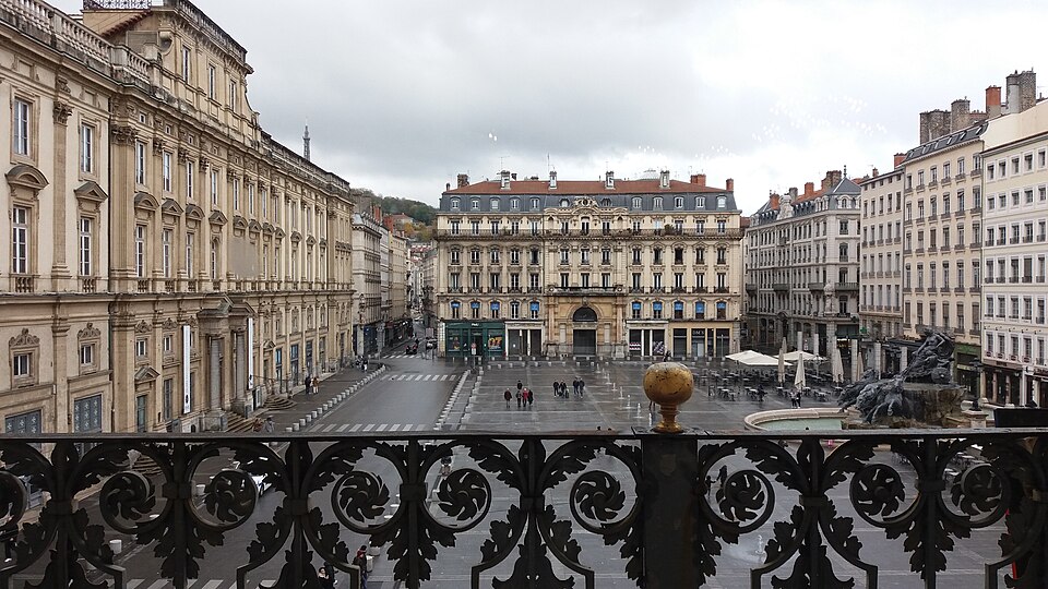 Lyon 1er Hôtel de ville de Lyon Grand salon Justin Godart Vue sur la place des Terreaux, par une fenêtre
