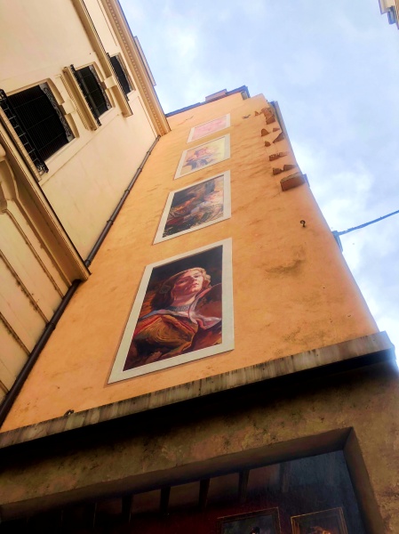 lyon behind Fresque des Lyonnais