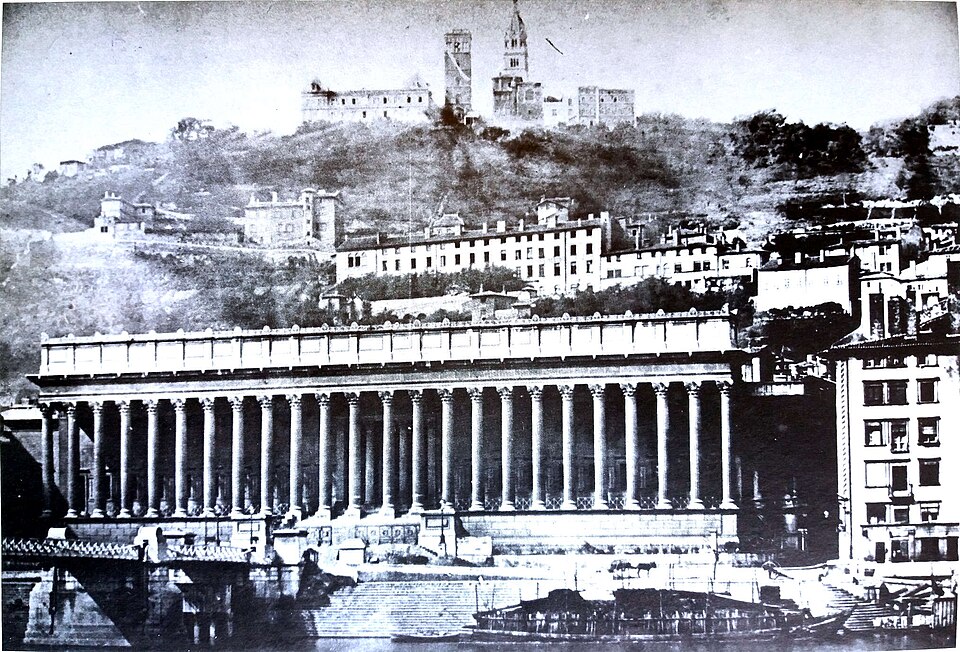Colline de Fourvière La tour Peyre avant sa démolition, 1865 Les lieux disparus de Lyon, Daniel Bideau, 1985