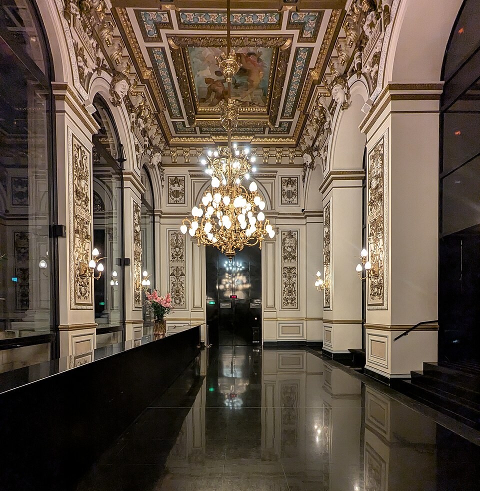 final Lyon 1er Opéra national Foyer du public, de nuit 01