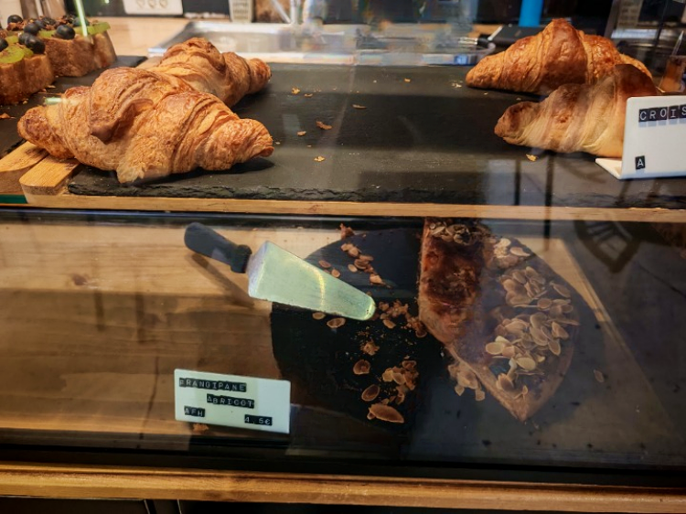 vegan bakery lyon patisserie Zeitgeist Café lyon trip viennoiserie croissant