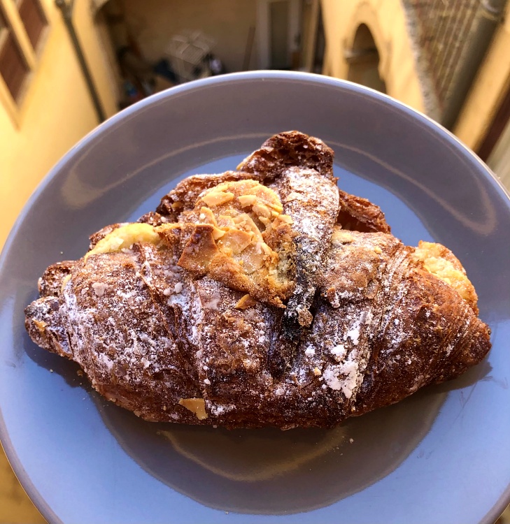 lyon vegan bakery lyontrip patisserie viennoiserie zoi cafe almond croissant