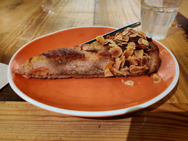 vegan bakery lyon patisserie Zeitgeist Café lyon trip frangipane apricot tartelette pie